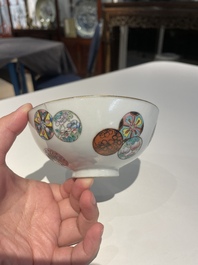 Een Chinese famille rose kom met florale ballen, Guangxu merk en periode
