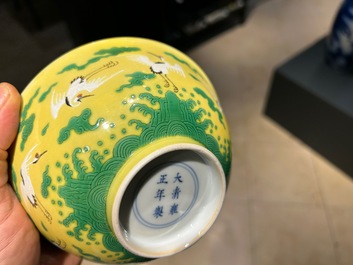 Een Chinese kom met kraanvogels op een gele fondkleur, Yongzheng merk en mogelijk periode