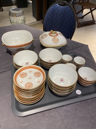 Een Chinees ijzerrood en verguld 36-delig 'Shou' servies, Tongzhi merk en periode