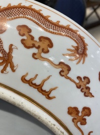 Plat en porcelaine de Chine &agrave; d&eacute;cor de dragons en rouge de fer et dor&eacute;, marque et &eacute;poque de Guangxu