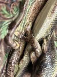 Plat de forme ovale en terre verniss&eacute;e figurant deux poissons dans le style de Palissy, Victor Barbizet (1808-1884), 19&egrave;me