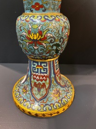 Een Chinese cloisonn&eacute; 'gu' vaas met lotusslingers, 18/19e eeuw