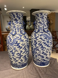 Paire de vases en porcelaine de Chine en bleu et blanc &agrave; d&eacute;cor de dragons, 19&egrave;me