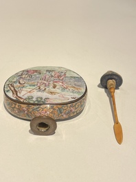 Tabati&egrave;re en &eacute;maux de P&eacute;kin &agrave; d&eacute;cor d'&eacute;trangers, marque et &eacute;poque de Qianlong