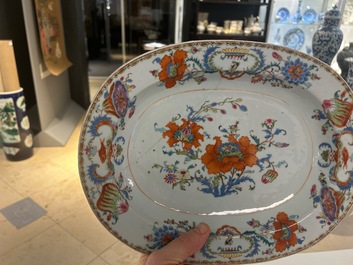 Drie Chinese ovalen famille rose 'Pompadour' schotels, Qianlong, ca. 1745