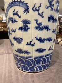 Een paar Chinese blauw-witte 'draken' vazen, 19e eeuw