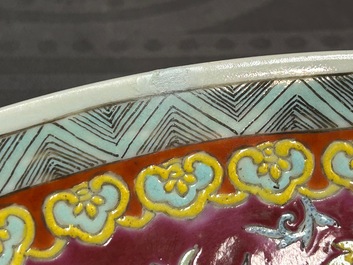 Een Chinese famille rose Bencharong schotel voor de Thaise markt, Kangxi merk, 19e eeuw