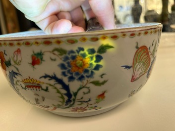 Een Chinese famille rose 'Pompadour' kom, Qianlong, ca. 1745