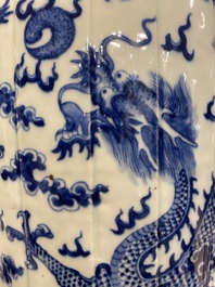 Een paar Chinese blauw-witte 'draken' vazen, 19e eeuw