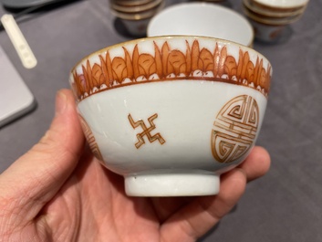 Een Chinees ijzerrood en verguld 36-delig 'Shou' servies, Tongzhi merk en periode