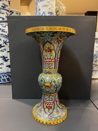 Een Chinese cloisonn&eacute; 'gu' vaas met lotusslingers, 18/19e eeuw