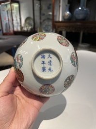 Een Chinese famille rose kom met florale ballen, Guangxu merk en periode