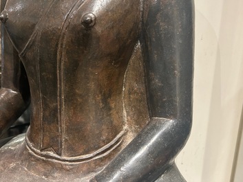 Een grote Thaise bronzen Boeddha in Noordelijke Sukhotai-stijl, 17e eeuw