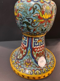 Een Chinese cloisonn&eacute; 'gu' vaas met lotusslingers, 18/19e eeuw