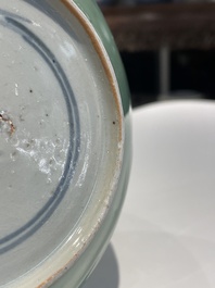 Een Chinese monochrome celadon-geglazuurde 'draken' vaas, 19e eeuw