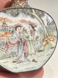 Tabati&egrave;re en &eacute;maux de P&eacute;kin &agrave; d&eacute;cor d'&eacute;trangers, marque et &eacute;poque de Qianlong