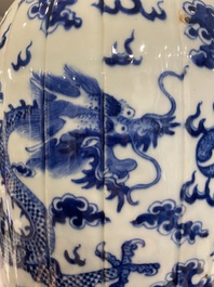 Een paar Chinese blauw-witte 'draken' vazen, 19e eeuw