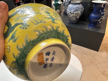 Une collection vari&eacute;e en porcelaine de Chine &agrave; fond jaune, 19/20&egrave;me
