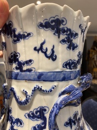 Een paar Chinese blauw-witte 'draken' vazen, 19e eeuw