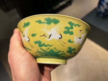 Een Chinese kom met kraanvogels op een gele fondkleur, Yongzheng merk en mogelijk periode