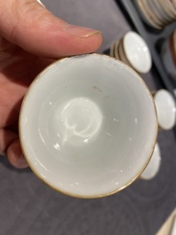 Een Chinees ijzerrood en verguld 36-delig 'Shou' servies, Tongzhi merk en periode
