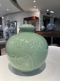 Een Chinese monochrome celadon-geglazuurde 'draken' vaas, 19e eeuw
