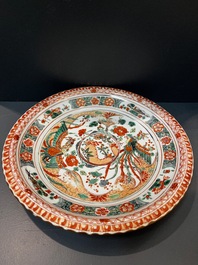 Paire de plats en porcelaine de Chine famille verte &agrave; d&eacute;cor de ph&eacute;nix, Kangxi