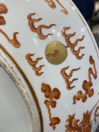 Plat en porcelaine de Chine &agrave; d&eacute;cor de dragons en rouge de fer et dor&eacute;, marque et &eacute;poque de Guangxu