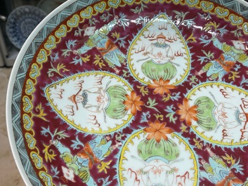 Een Chinese famille rose Bencharong schotel voor de Thaise markt, Kangxi merk, 19e eeuw