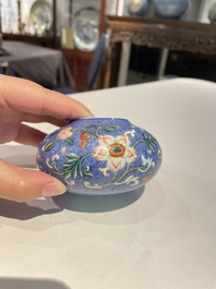Pot &agrave; eau en porcelaine de Chine famille rose &agrave; fond bleu, marque de Qianlong, R&eacute;publique