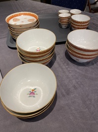 Een Chinees ijzerrood en verguld 36-delig 'Shou' servies, Tongzhi merk en periode