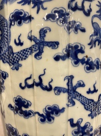 Een paar Chinese blauw-witte 'draken' vazen, 19e eeuw
