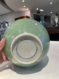 Een Chinese monochrome celadon-geglazuurde 'draken' vaas, 19e eeuw