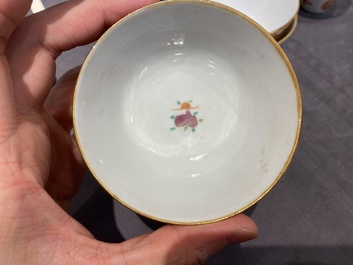 Een Chinees ijzerrood en verguld 36-delig 'Shou' servies, Tongzhi merk en periode
