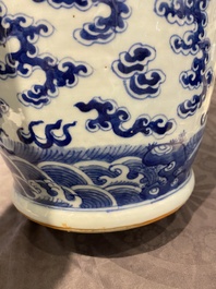 Paire de vases en porcelaine de Chine en bleu et blanc &agrave; d&eacute;cor de dragons, 19&egrave;me