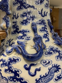 Paire de vases en porcelaine de Chine en bleu et blanc &agrave; d&eacute;cor de dragons, 19&egrave;me