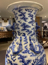 Paire de vases en porcelaine de Chine en bleu et blanc &agrave; d&eacute;cor de dragons, 19&egrave;me