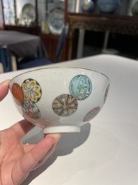 Een Chinese famille rose kom met florale ballen, Guangxu merk en periode