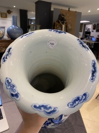 Paire de vases en porcelaine de Chine en bleu et blanc &agrave; d&eacute;cor de dragons, 19&egrave;me