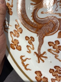 Plat en porcelaine de Chine &agrave; d&eacute;cor de dragons en rouge de fer et dor&eacute;, marque et &eacute;poque de Guangxu