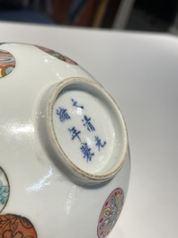 Een Chinese famille rose kom met florale ballen, Guangxu merk en periode
