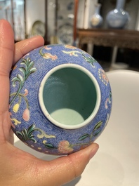 Pot &agrave; eau en porcelaine de Chine famille rose &agrave; fond bleu, marque de Qianlong, R&eacute;publique