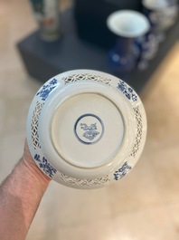 Een Chinees blauw-wit bord met opengewerkte rand, Kangxi