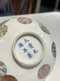 Een Chinese famille rose kom met florale ballen, Guangxu merk en periode