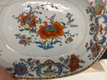 Drie Chinese ovalen famille rose 'Pompadour' schotels, Qianlong, ca. 1745