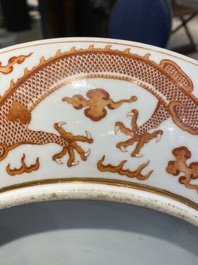 Plat en porcelaine de Chine &agrave; d&eacute;cor de dragons en rouge de fer et dor&eacute;, marque et &eacute;poque de Guangxu