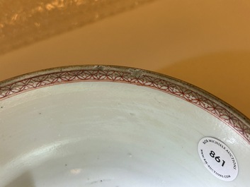 Een Chinese famille rose 'Pompadour' kom, Qianlong, ca. 1745