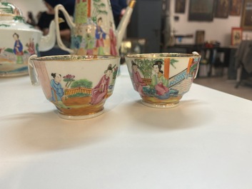 Een Chinees Canton famille rose 14-delig koffie- en theeservies, 19e eeuw