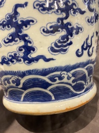 Paire de vases en porcelaine de Chine en bleu et blanc &agrave; d&eacute;cor de dragons, 19&egrave;me