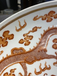 Plat en porcelaine de Chine &agrave; d&eacute;cor de dragons en rouge de fer et dor&eacute;, marque et &eacute;poque de Guangxu